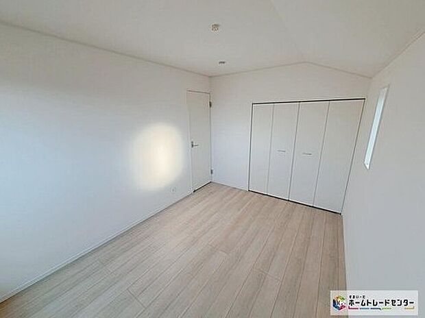 【リビング以外の居室】充分な広さの収納を備え、採光良好な洋室は、快適空間。プライベートの時間もゆったりお寛ぎ頂けそうです。