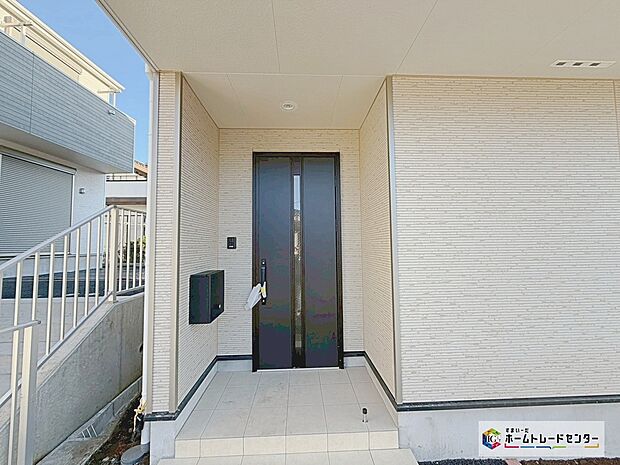 【【TVモニター付きインターホン】】録画機能もあり、どのような人が何時に来訪されたのかが分かります。防犯上はもちろん、お届け物などの把握にも便利です。ライトが付いているので、夜間でも安心です。