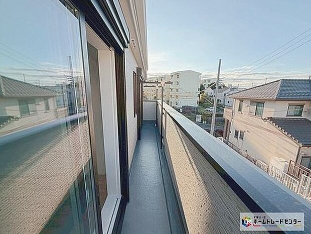 【バルコニー】晴れた日にはたっぷりのお洗濯ものを干すことができるバルコニー♪