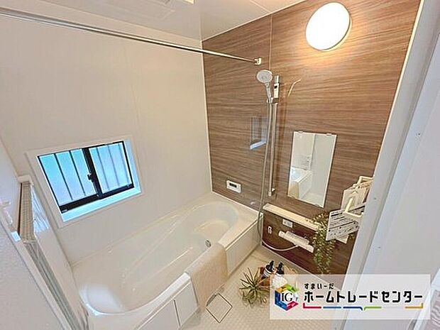 【☆　浴室　☆】１坪タイプの浴室です。
足を伸ばしてゆったりとお寛ぎいただけます。