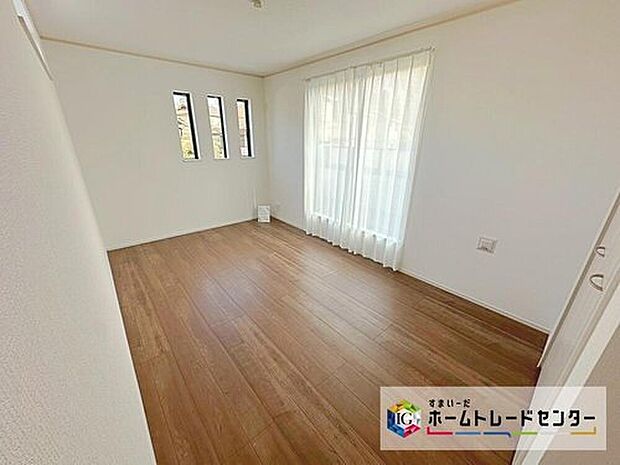 【☆　洋室　☆】2面採光を確保した明るい室内は、風通しも良く、大変居心地の良い空間となっております。爽やかな風を感じて起きる朝は、快適生活の始まりに！

