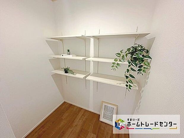 【☆　パントリー　☆】まとめ買いしても置き場所の心配いらずのパントリーを採用♪家族が多いとすぐなくなってしまう水や食材をまとめ買いしても置き場所に困らないのはうれしいですね♪

