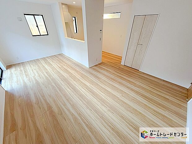 【リビング】☆　リビング　☆
リビングは１６．９９帖！明るく居心地良く、ご家族皆がゆったり寛げる憩いの空間となりそうです♪