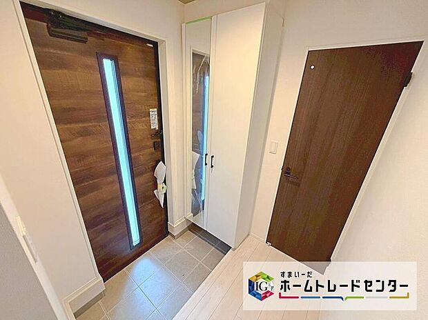 【玄関】温もり感じるフローリング仕様ですので、ご家族やお客様を温かく迎えてくれ
ます。