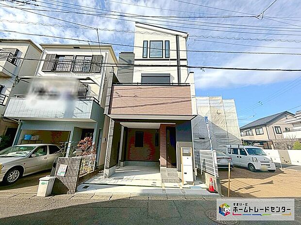 【現地外観写真】ビルトインガレージの車庫は雨からお気に入りのお車を守ってくれます♪雨の日は車から、濡れずに家へ出入りできます☆