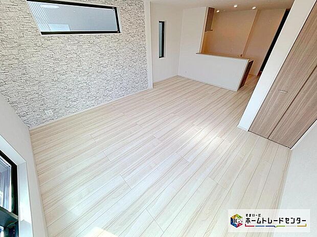 【リビング】明るく開放感のあるリビング。対面式キッチンは、いつでもご家族を感じられる空間作りの重要ポイントになりそうです。