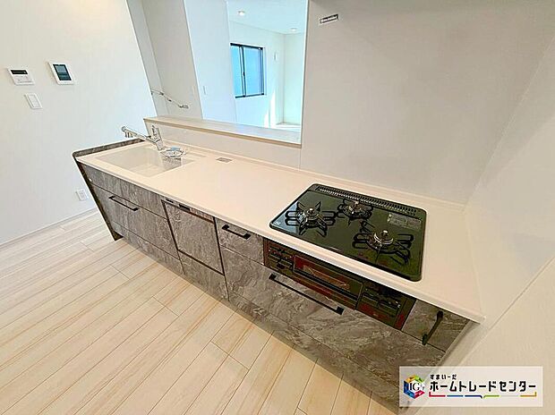 【食洗機付きシステムキッチン】人工大理石トップ私用の高級感のあるシステムキッチン。食洗機や浄水器、ハンドシャワーなど、高機能付きです。サポート力◎で、家事も快適スムーズに出来そうです。