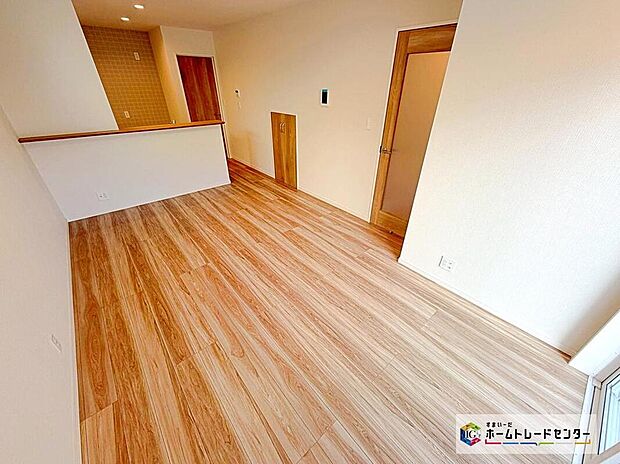 【リビング】大きな窓のあるリビングは、明るく解放感溢れる空間です。居心地良く、ご家族皆がゆったり寛げる憩いの空間となりそうです。