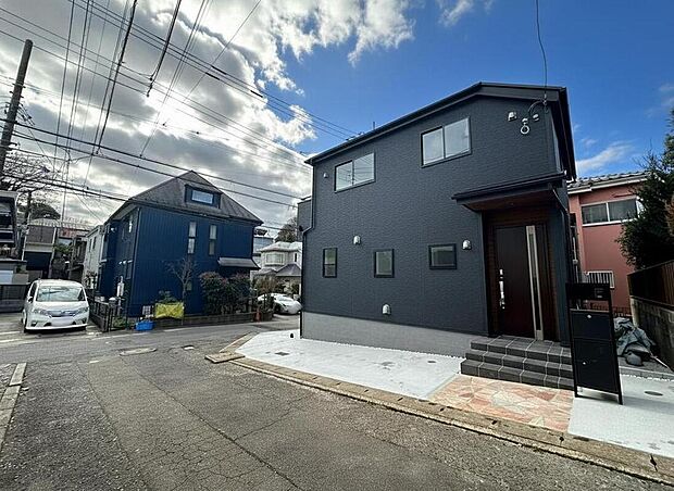 【前面道路含む現地写真】駐車スペース２台分ございます☆
来客時に便利です！
自転車等の置き場にも困りません☆