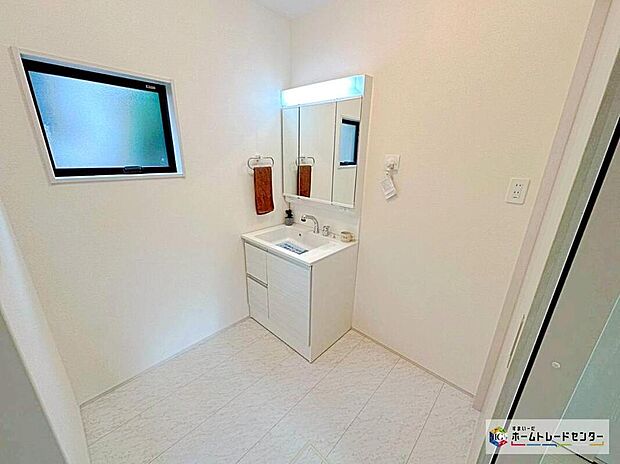 【洗面台・洗面所】白を基調とした爽やかなサニタリースペース！毎日使う場所だからこそ、清潔感のある快適空間です♪
毎日の身支度も気持ち良くお使い頂けます！