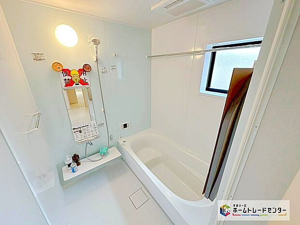 【1坪タイプバスルーム】足を伸ばして毎日の疲れを癒せる広々1坪タイプです。半身浴もでき、ゆっくりと寛げます。お子様と一緒でも快適に入浴が出来ますね。