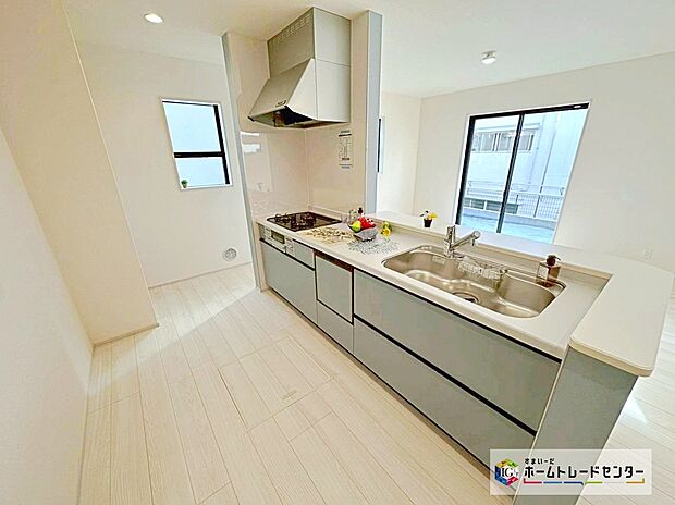 【システムキッチン】見栄えもよくお手入れもスムーズに出来ます。豊富な収納力もございますので、キッチンスペースをスッキリとお使い頂けそうです。