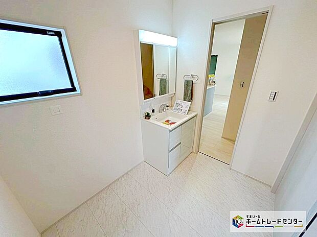 【サニタリースペース】窓があるので明るい空間になっています☆