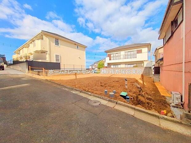 【現地外観写真】敷地４６坪！カースペース並列２台分＆お庭スペースもございます♪
リビング広々１８帖！収納たっぷり、ゆとりの４LDKプランです☆