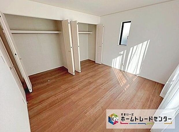 【リビング以外の居室】充分な広さの収納を備え、採光良好な洋室は、快適空間。プライベートの時間もゆったりお寛ぎ頂けそうです。