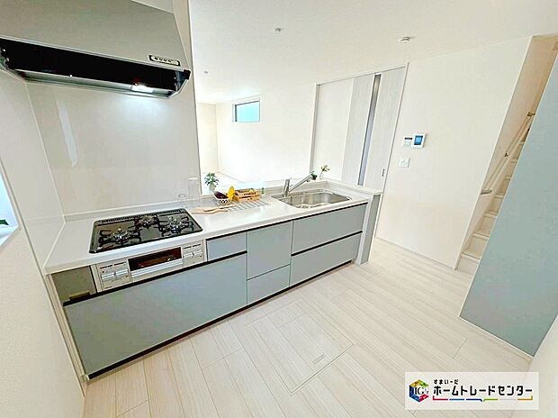 【システムキッチン】見栄えもよくお手入れもスムーズに出来ます。豊富な収納力もございますので、キッチンスペースをスッキリとお使い頂けそうです。