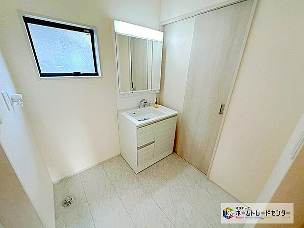 【日本の風土に調和する伝統的な「木造軸組工法」】常に呼吸し、気候の変化に合わせて微妙に伸縮する木材こそが、高温多湿な日本の気候風土に最適と確信し、木の家つくりにこだわっています。土台、柱、梁などの住宅の骨格を木の軸で造る工法で、1000年以上にわたり、改良・発達を繰り返してきました。