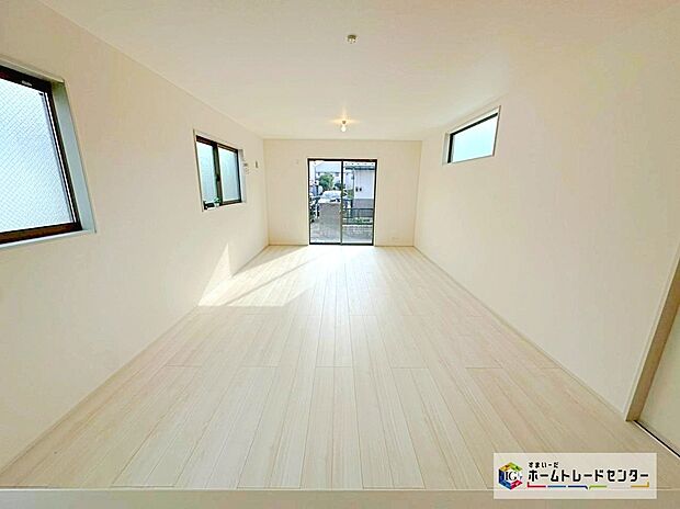 【リビング】リビングにはたくさんの窓を設置しました♪各方向から光が差し込みます！