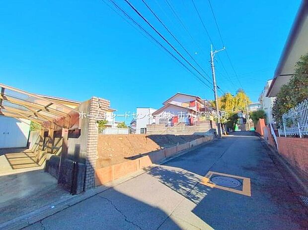 【前面道路含む現地写真】閑静な住宅街に立地します☆
「市が尾小学校」まで徒歩５分、まいばすけっとやローソン、郵便局が徒歩９分圏内に揃います♪