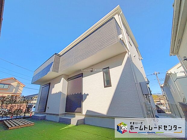 【庭付き】陽当たりの良いお庭では、お子様の遊び場や趣味のガーデニングなど、ライフスタイルに合わせていろいろとお楽しみ頂けそうです。