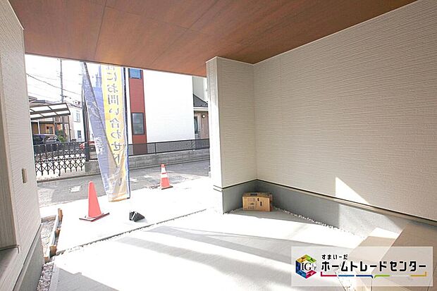 【駐車場】強烈な日差しや、雨風、ホコリなどから大切な車を守るビルトインガレージ。また悪天候の時など、身体を濡らすことなく乗降できるのも嬉しいですね♪