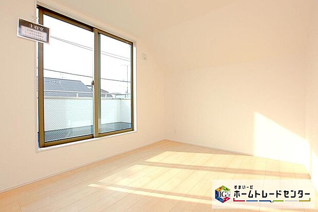 【リビング以外の居室】穏やかな光が差し込む室内には、穏やかな時間が流れます。休日には、落ち着いた空間で自分の趣味を楽しむのはいかがですか。