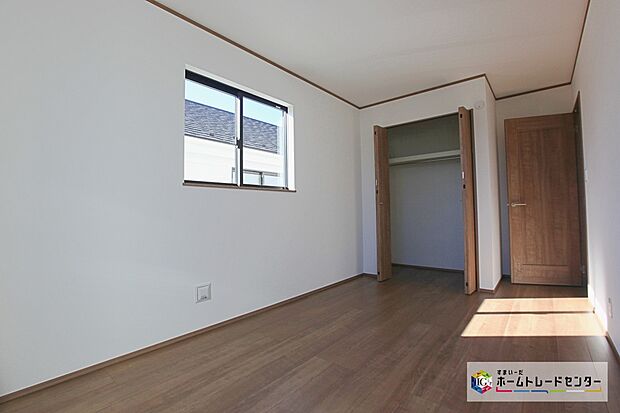 【パントリー】ミネラルウォーターや調味料など、まとめ買いしても置き場所の心配がいりません。育ちざかりのお子様を持つママにとっても嬉しいスペースです。

