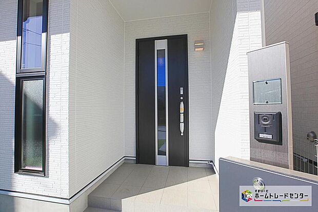 【現地外観写真】表札とポストがございます☆
インターフォンはモニターで確認が取れるので、安心です☆