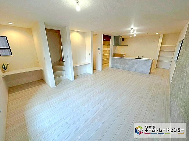 【☆　リビング　☆】２３帖、広々とした開放感あふれるリビングです。ゆったり寛げる充分な広さがございますので、ご家族でインテリアのレイアウトを考えるのも楽しみになりそうです。