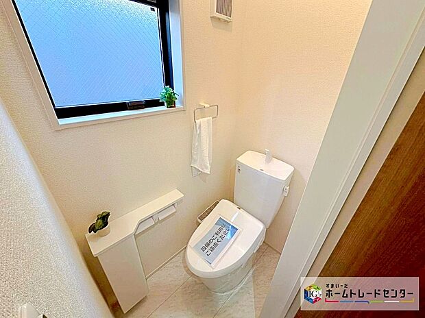 【トイレ】窓付きのトイレスペース！採光もあり明るく、快適空間となっております♪毎日使う場所だからこその配慮です！また、換気環境も良好です♪