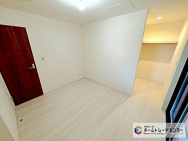 【ウォークインクローゼット】お子様との思い出もたっぷりしまえるウォークインクローゼット。衣類だけでなく、鞄などの小物からスーツケースやレジャー用品などの大きな物までたっぷり収納出来ます。