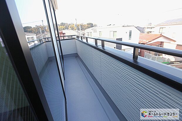 【バルコニー】2部屋より出入り可能、広々としたバルコニーを3階に完備いたしました♪心地よい陽射しや暖かな風を楽しむことが出来ます♪