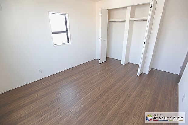 【洋室】充分な広さの収納を備え、採光良好な洋室は、快適空間。プライベートの時間もゆったりお寛ぎ頂けそうです。