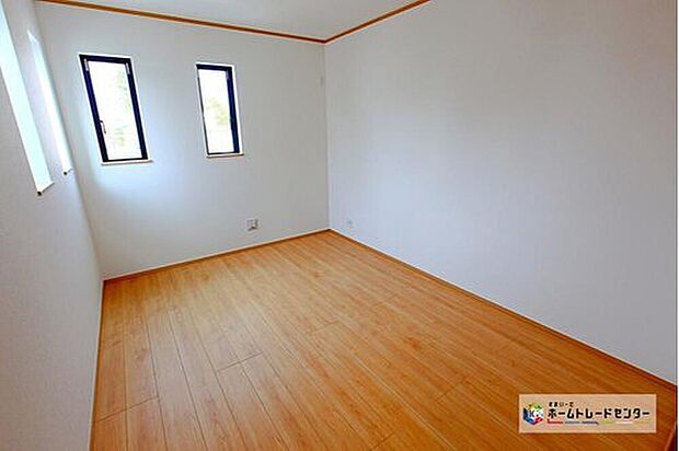 【リビング以外の居室】全居室２面採光で明るいお部屋となっております。落ち着いた色のフローリングですので、温かみのある雰囲気です☆

