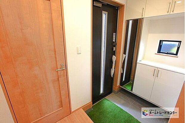 【玄関】家の中でお客様を迎える最初の場所である玄関は、家の印象そのものです！豊富な玄関収納で、常に綺麗に保つことが出来ます♪