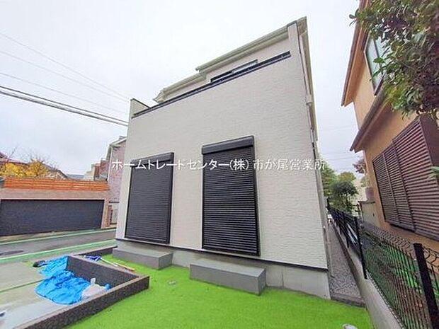 【庭】陽光たっぷり降りそそぐお庭を備えた理想のお住まいです。お子様の遊び場や趣味のガーデニングなど、ライフスタイルに合わせていろいろとお楽しみ頂けそうです。

