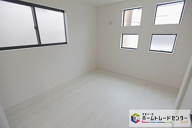 【居室】2面採光を確保した明るい室内は、風通しも良く、大変居心地の良い空間となっております。爽やかな風を感じて起きる朝は、快適生活の始まりに!