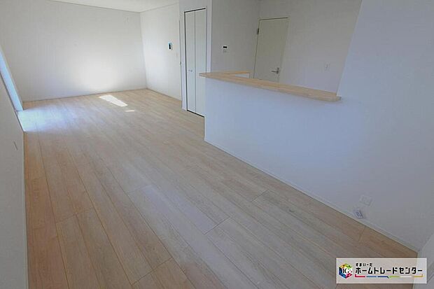 【☆　リビング　☆】対面式を採用したキッチンです♪リビングで寛ぐご家族をいつも感じられます。会話を楽しみながら家事ができます。