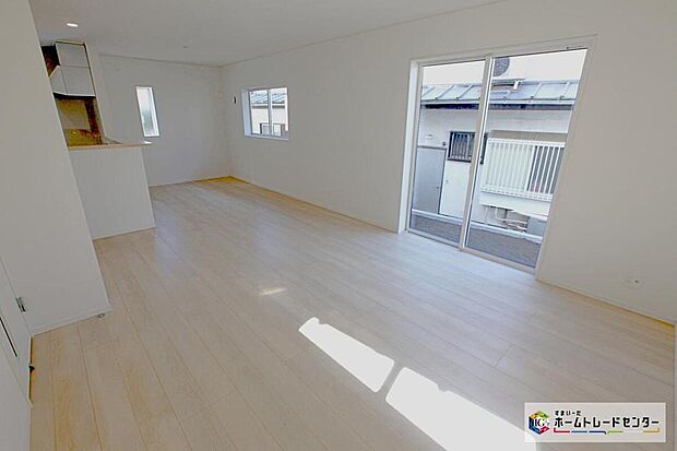 【☆　リビング　☆】１８．７帖☆広々とした開放感あふれるリビングです。ゆったり寛げる充分な広さがございますので、ご家族でインテリアのレイアウトを考えるのも楽しみになりそうです。