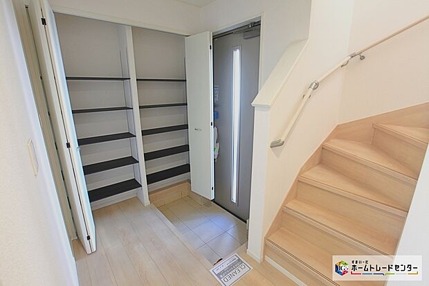 【【庭付き】】陽当たりの良いお庭では、お子様の遊び場や趣味のガーデニングなど、ライフスタイルに合わせていろいろとお楽しみ頂けそうです。