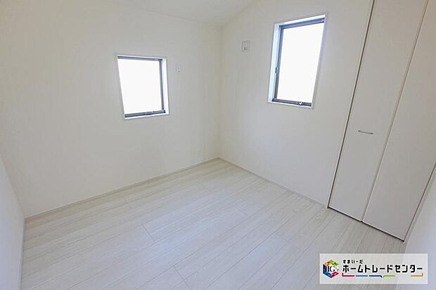 【リビング以外の居室】穏やかな光が差し込む室内には、穏やかな時間が流れます。休日には、落ち着いた空間で自分の趣味を楽しむのはいかがですか。