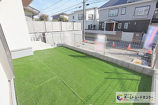 【庭付き】陽当たりの良いお庭では、お子様の遊び場や趣味のガーデニングなど、ライフスタイルに合わせていろいろとお楽しみ頂けそうです。