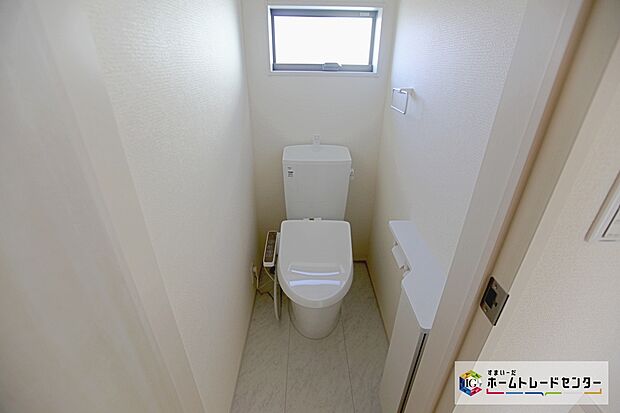 【トイレ】窓付きのトイレスペース！採光もあり明るく、快適空間となっております♪毎日使う場所だからこその配慮です！また、換気環境も良好です♪