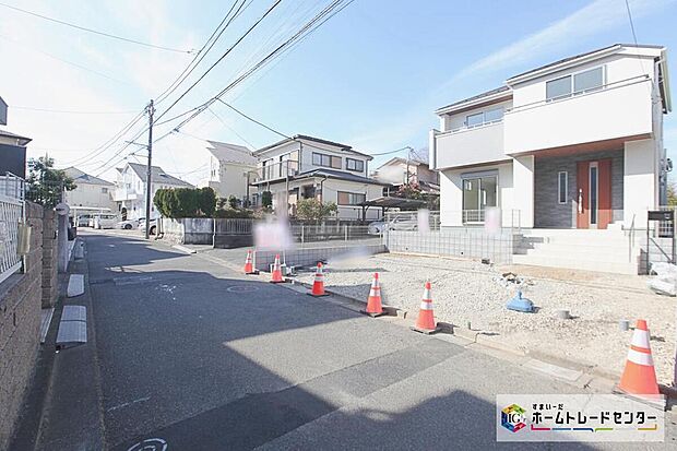 【前面道路含む現地写真】閑静な住宅街に立地します☆
小中学校・スーパー・コンビニ・ドラッグストアが徒歩１０分圏内に揃います♪