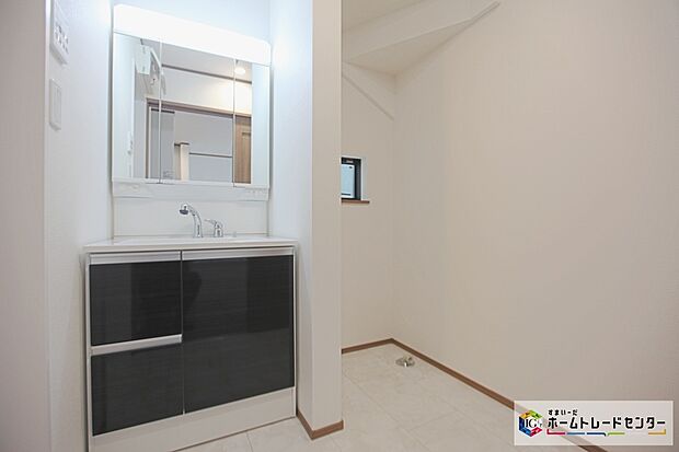 【サニタリースペース】サニタリースペースには窓が備えられております。毎朝の身支度も、陽の光差し込む明るい空間で、快適にお使い頂けそうです。