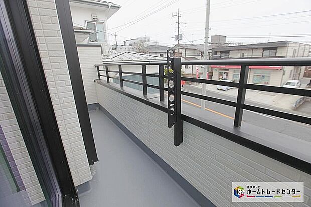 【バルコニー】☆　バルコニー　☆
広々としたバルコニーを設置いたしました！心地よい陽射しや暖かな風を楽しむことが出来ます♪晴れた日にはたっぷりの洗濯物や布団を干せます！