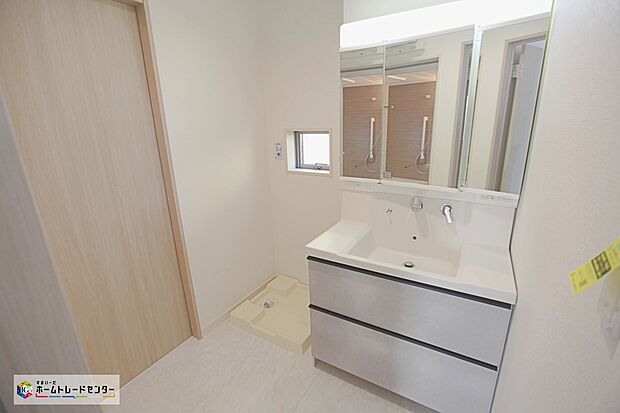 【サニタリースペース】白を基調とした爽やかなサニタリースペース。清潔感のある快適空間です。毎日の身支度も気持ち良くお使い頂けます。