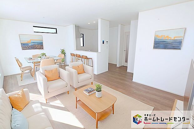【リビング】現況の物件写真に、CG による画像処理を行っています。家具、家電、照明器具、小物、カーテン、その他のイメージはCG です。