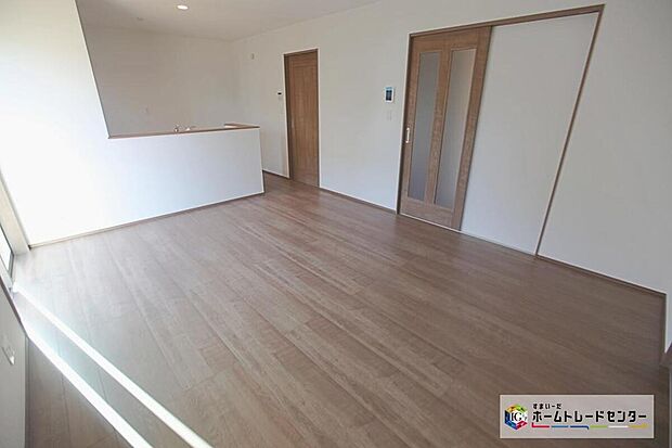 【リビング】明るく開放感あふれるリビングです。ゆったり寛げる充分な広さがございますので、ご家族でインテリアのレイアウトを考えるのも楽しみになりそうです♪