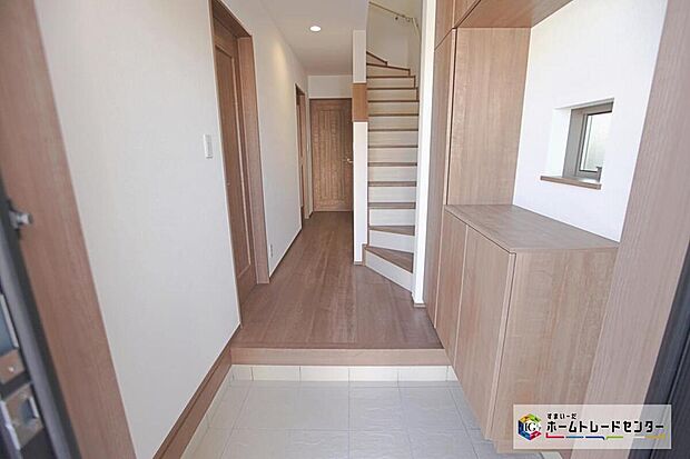 【玄関】家の中でお客様を迎える最初の場所である玄関は、家の印象そのものです！豊富な玄関収納で、常に綺麗に保つことが出来ます♪